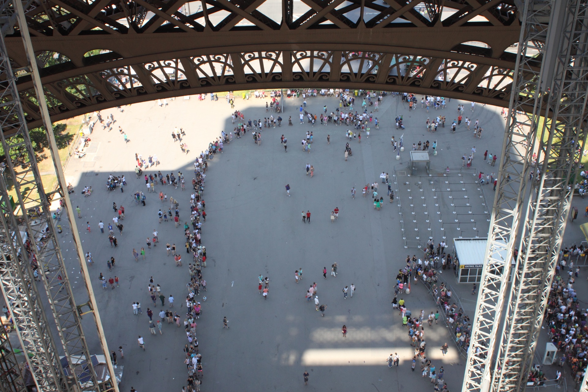 Eiffel tower queues